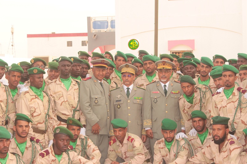 قائد الأركان الفريق محمد الشيخ محمد الأمين الملقب "ابرور" مع الدفعة الجديدة خلال حفل التخرج (وما)