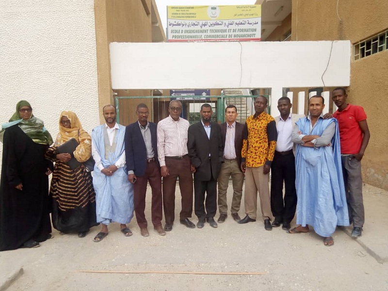 أساتذة التعليم الفني والتكوين المهني خلال وقفة احتجاجية مع بداية دخولهم في إضراب عن التدريس