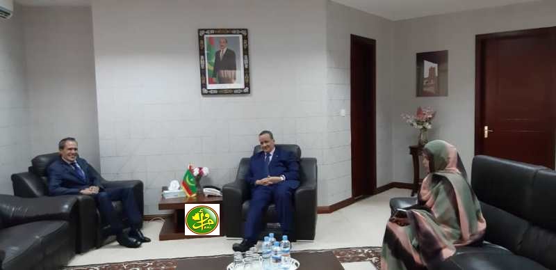 وزير الخارجية الموريتاني إسماعيل ولد الشيخ أحمد خلال لقائه مع السفير المغربي حميد شبار (وما)