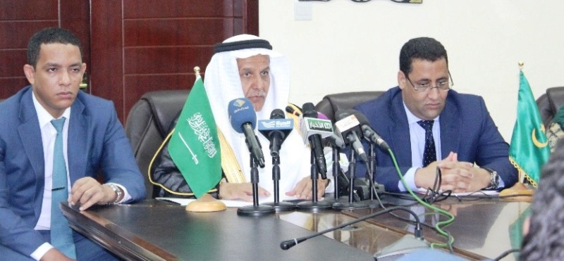 نائب رئيس الصندوق السعودي للتنمية يوسف بن إبراهيم البسام (وسط) خلال كلمته في حفل توقيع اتفاقيات قروض سعودية لموريتانيا اليوم الاثنين