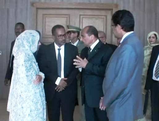 الرئيس الموريتاني محمد ولد عبد العزيز يتحدث مع الوزراء المرافقين له في جولته ورئيس اتحاد أرباب العمل
