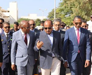 الرئيس ولد عبد العزيز بين الوزير الأول (يمين) ووزير الصحة خلال زيارة لأحد المستشفيات العام الماضي