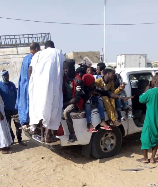 صور لنقل العمال وزعتها المنظمة الحقوقية