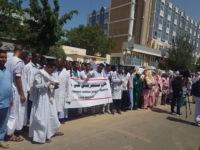 عمال الصحة خلال وقفتهم الاحتجاجية أمام مباني الوزارة الوصية على القطاع الاثنين
