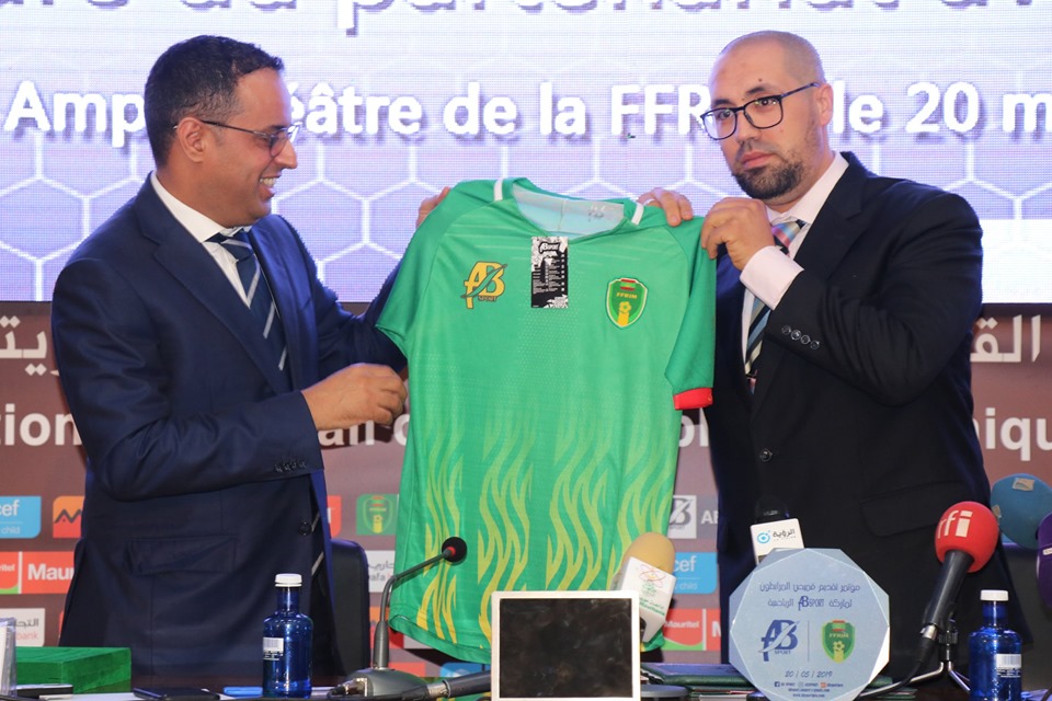 مدير الشركة المغربية ورئيس الاتحاد الموريتانية لكرة القدم يستعرضون القميص الجديد "للمرابطون"