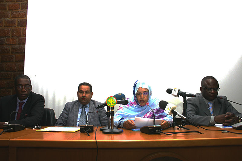 الأمينة العامة لوزارة التجارة والصناعة والسياحة العالية بنت منكوس خلال افتتاح الملتقى (وما)