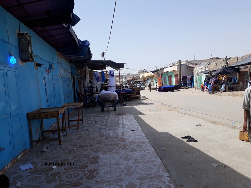 السوق ظهر أمس وقد أغلقت العديد من محلاتها أبوابها