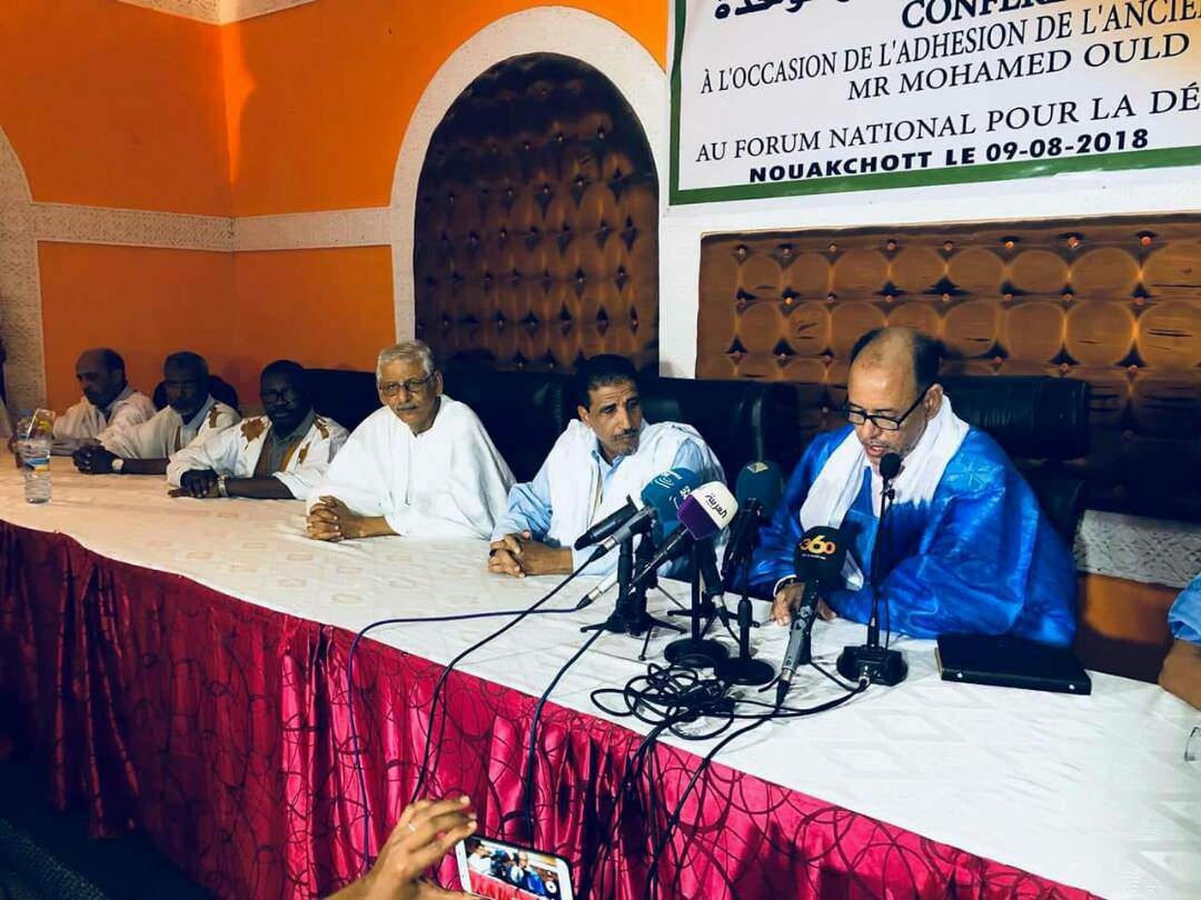 وزير الداخلية الأسبق محمد ولد معاوية إلى جانب قادة منتدى المعارضة خلال مؤتمر صحفي مساء اليوم