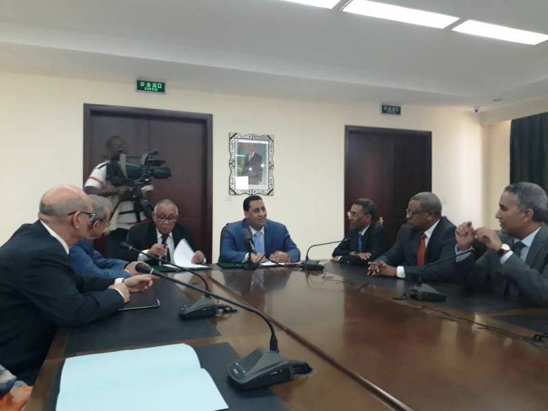 وزير الاقتصاد والمالية الموريتاني المختار ولد اجاي والمستشار القانوني للرئيس المدير العام للصندوق العربي للإنماء الاقتصادي والاجتماعي الفاتح الشاذلي خلال توقيع الاتفاقية اليوم