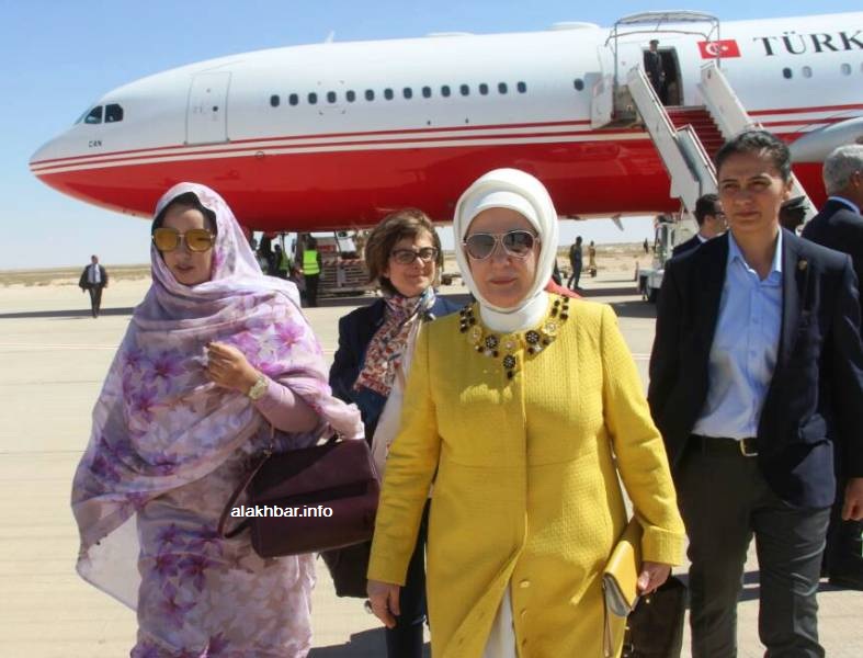 أمينة أردوغان زوجة الرئيس التركي، وأسماء عبد العزيز ابنة الرئيس الموريتاني في مطار نواكشوط (الأخبار)
