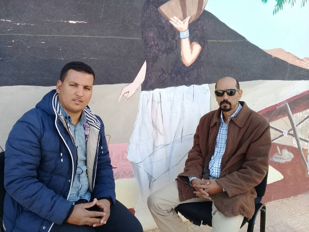 مدير المسرح بوزارة الثقافة الصحراوية محمد غالي الداح خلال لقائه مع مراسل الأخبار