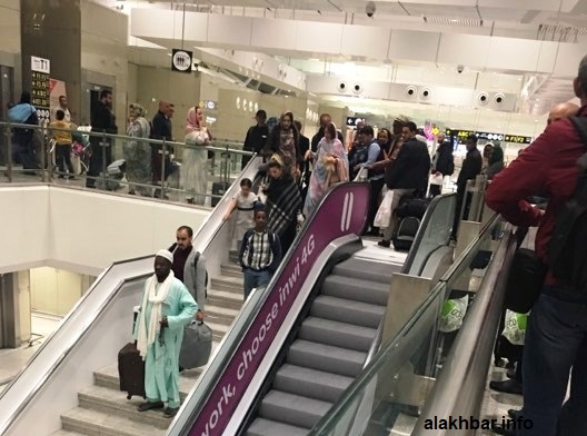المسافرون يجوبون مررات المطار بحثا عن يمنحهم معلومة عن الرحلة المتأخرة