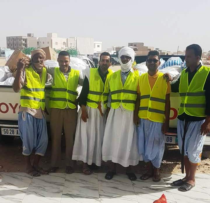 بعض القائمين على الجمعية خلال تنفيذ بعض أنشطتها الخيرية داخل الوطن