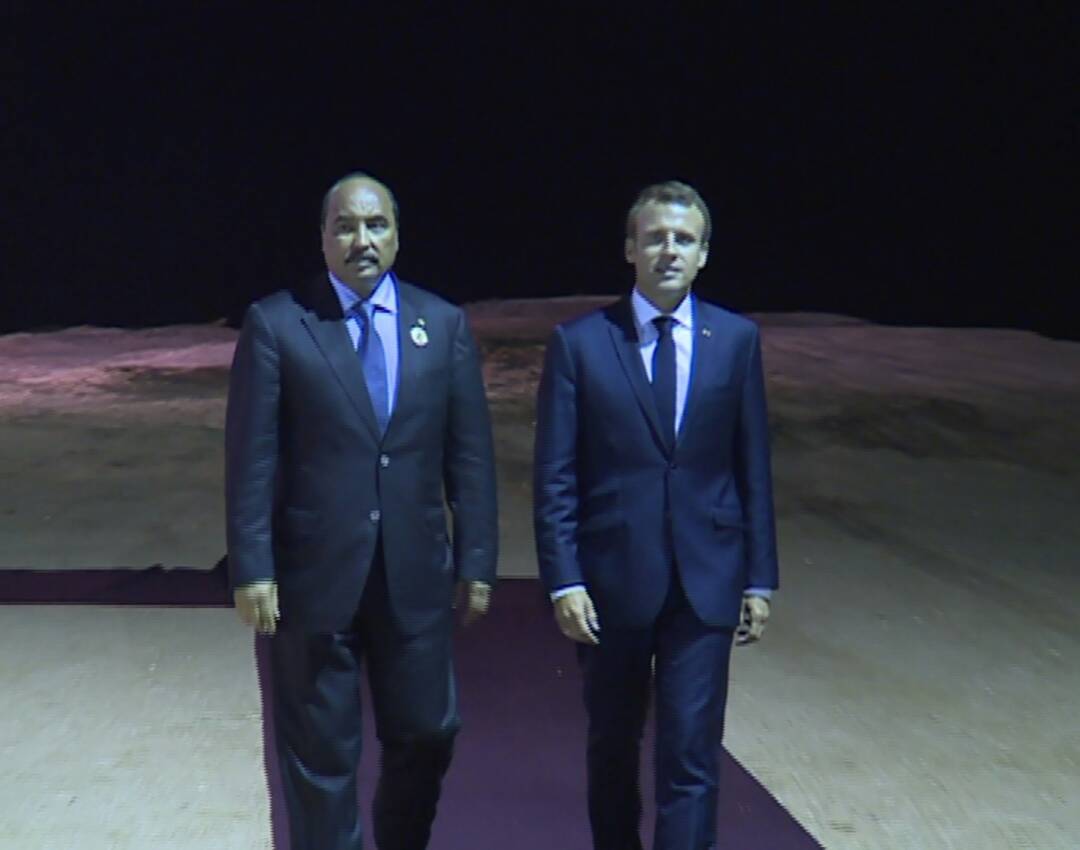 الرئيسان الموريتاني محمد ولد عبد العزيز والفرنسي إيمانويل ماكرون في منتزه رباط البحر على شاطئ المحيط الأطلسي