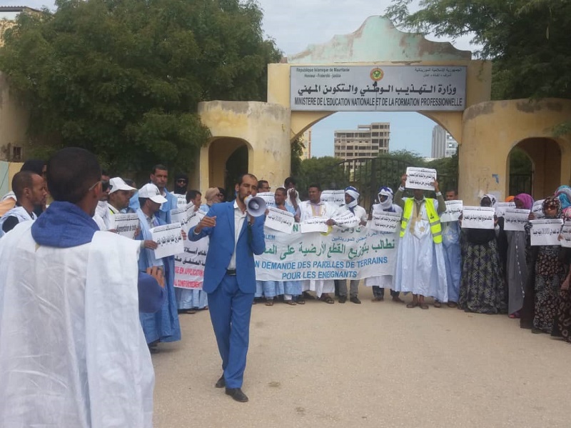 المعلمون خلال وقفة احتجاجية أمام مكاتب وزارة التهذيب بنواكشوط