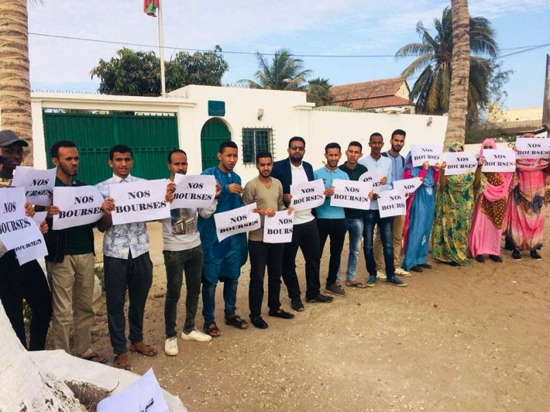 الطلاب خلال وقفتهم الاحتجاجية أمام مباني سفارة موريتانيا في داكار