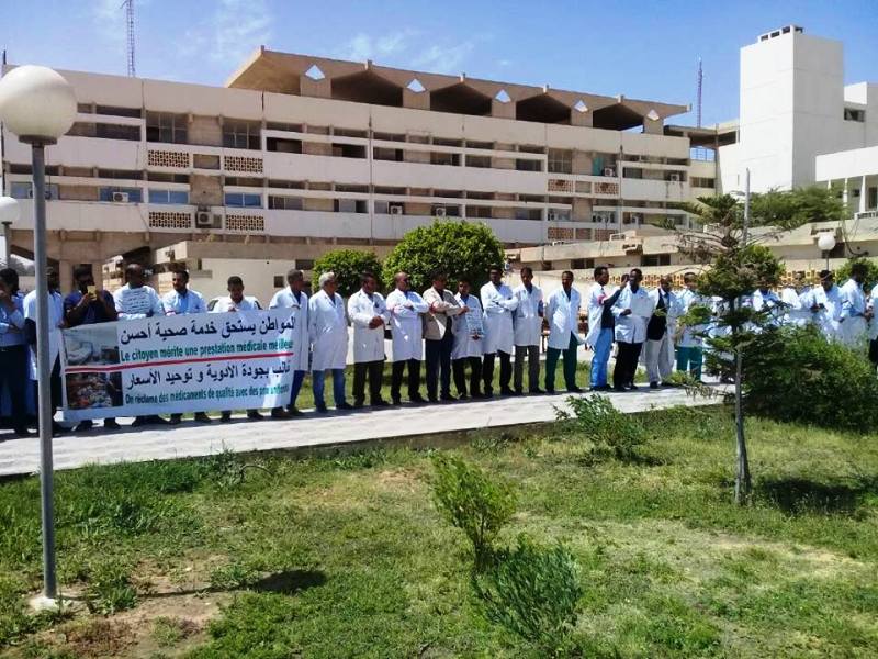 الأطباء خلال وقفة احتجاجية بمركز الاستطباب الوطني بنواكشوط