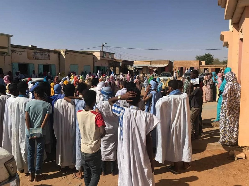جانب من الوقفة الاحتجاجية المنظمة اليوم في مكطع الحجار بولاية البراكنه