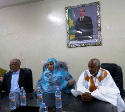 جانب من اجتماع اليوم في القصر البلدي للعمدة رجيبة بنت الدوكي مع العمال / تصوير الأخبار