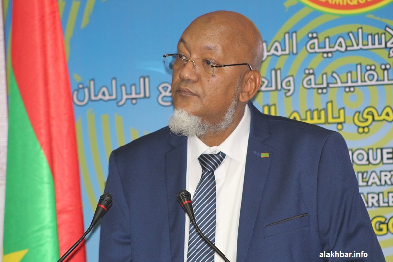 الوزير المكلف بمهام الناطق الرسمي باسم الحكومة سيدنا عالي ولد محمد خونه خلال المؤتمر الصحفي ظهر اليوم (الأخبار)