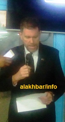 السفير الأمريكي أثناء حديثه مساء اليوم في مدينة نواذيبو/ تصوير الأخبار