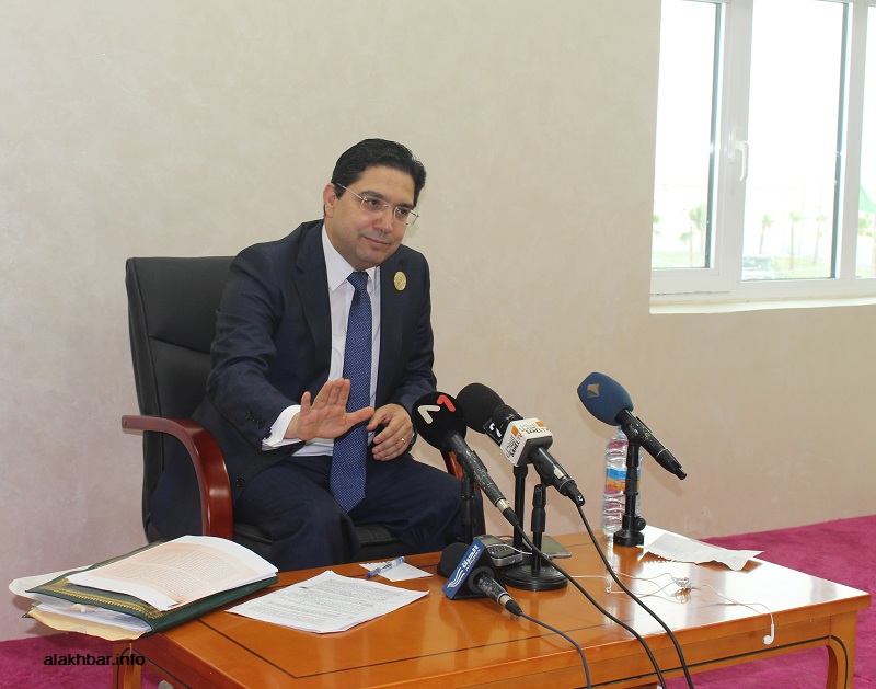 وزير الخارجية المغربي ناصر بوريطة خلال مؤتمر صحفي بنواكشوط اليوم (الأخبار)