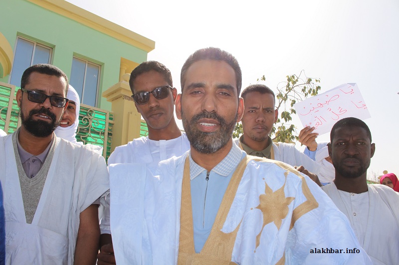 النائب البرلماني محمد بوي ولد الشيخ محمد فاضل خلال حديثه للأخبار اليوم من أمام البرلمان