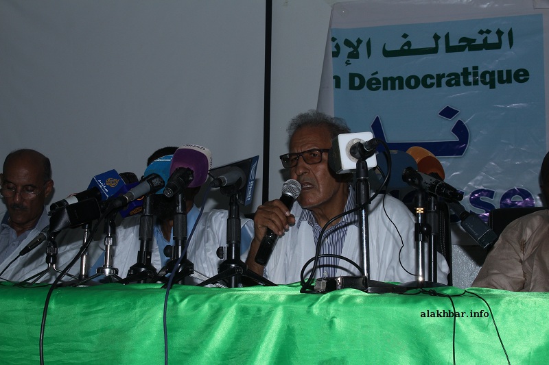 رئيس حزب تكتل القوى الديمقراطية أحمد ولد داداه ترأس المؤتمر الصحفي للحلف المعارض مساء اليوم (الأخبار)