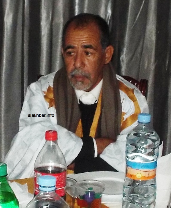 النائب البرلماني الخليل ولد الطيب خلال حفل العشاء الذي أقامه الحزب الحاكم البارحة على شرف كتلته البرلمانية (الأخبار)