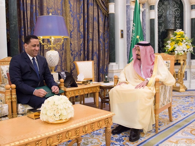 وزير الاقتصاد والمالية الموريتاني المختار ولد اجاي والعاهل السعودي سلمان بن عبد العزيز.
