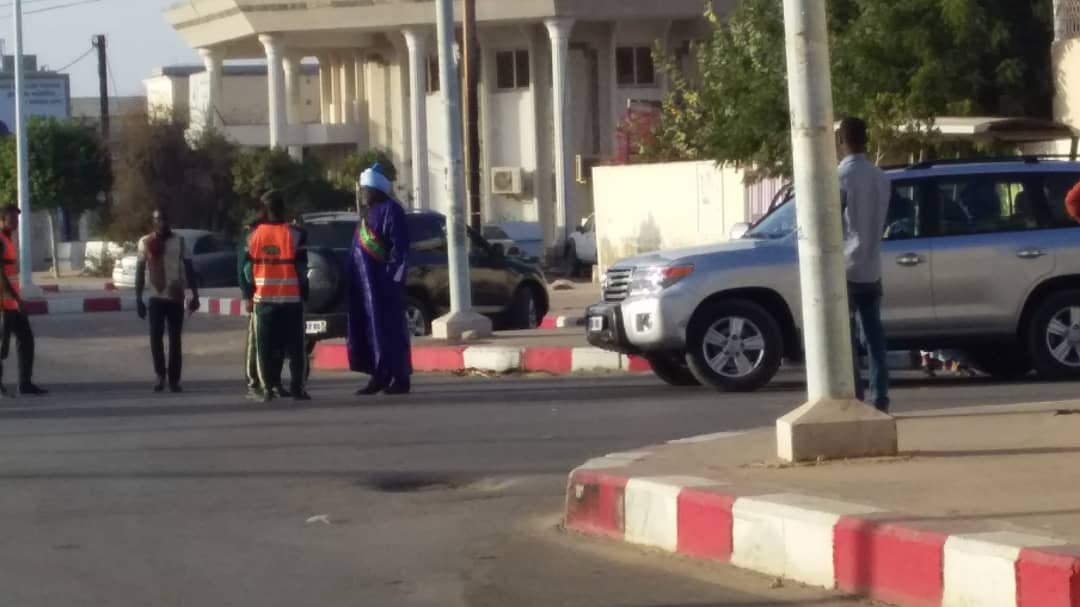 بيجل ولد هميد يقف أمام سيارته وقد منعه أمن الطرق من العبور مستغلال سيارته