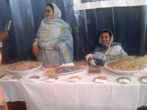 جانب من الصناعة المحلية للحلوى في يوم المرأة العالمي/ الأخبار 