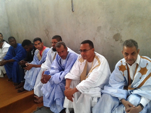 من اليمين عمدة المدينة القاسم بلالي إلى جانب العمدة المساعد أيده بمب وبعض الحضور/ الأخبار 