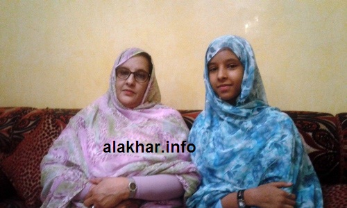 من اليمين التلميذة مريم الداه الشرفه إلى جانب والدتها أنكيه مامين / الأخبار