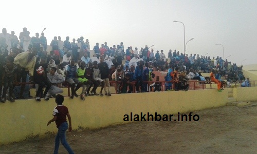 جانب من حضور المباراة النهائية في الملعب البلدي بنواذيبو/ الأخبار