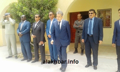 جانب من حضور عمدة المدينة وحاكم المقاطعة لحظات قبل وصول السفير الجزائري الى البلدية/ الأخبار
