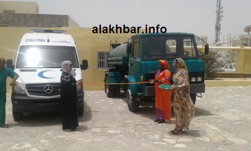 صهريج المياه وسيارة الاسعاف اللذين تسلمتهما البلدية رسميا قبل قليل/ الأخبار