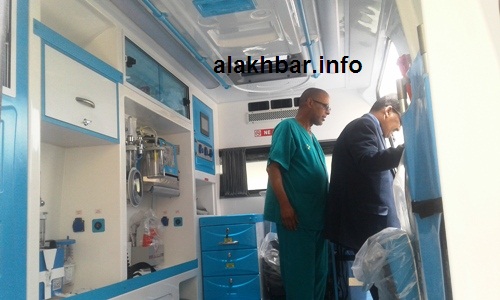 جانب من داخل سيارة الإسعاف التي سلمتها الجزائر لبلدية نواذيبو/ الأخبار 