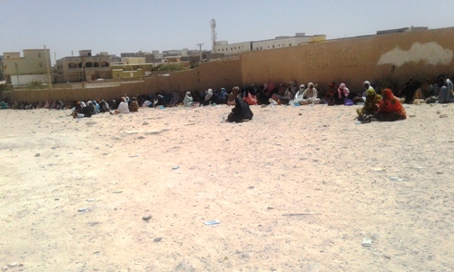 أصرت النسوة على المرابطة والإحتماء من لفيح الشمس الحارقة دعما لأبنائهن/ الأخبار
