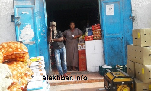 اضطر التجار إلى اقتناء مولدات وجعلها في واجهة محلاتهم للحفاظ على بضائعهم/الأخبار
