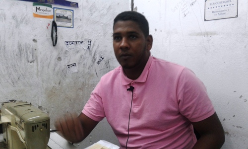 اشتكى هذا الخياط من انقطاعات الكهرباء واعتبر أنها أثرت عليهم بشكل كبير/الأخبار