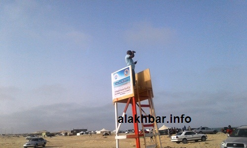 يراقب هذا الشاب عبر هذا البرج حركية البحر ويسعف من يمارس السباحة خوفا عليه من الغرق/ الاخبار