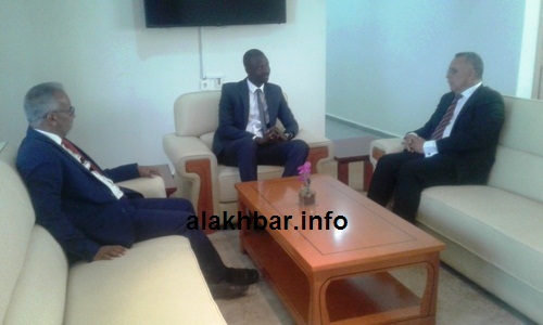جانب من لقاء رئيس اللجنة مع رئيس سلطة المنطقة الحرة/ الأخبار