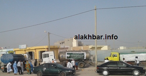 الصهاريج التي جلبها منتخبو تواصل إلى مكان انطلاق السقاية/ الأخبار