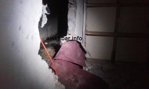 بعد جهد جهيد تمكن الأهالي من تحطيم جزء من الداخل لإخراج أفراد الأسرة/ الأخبار
