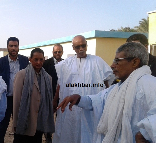 مدير الثانوية السابق في استقبال مدير ديوان الوالي والسلطات محاطا بمديري الدروس في الثانوية 1/ الأخبار