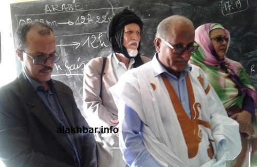 من اليسار مدير دروس في الثانوية إلى جانب المدير العام للثانوية الجديد / الأخبار