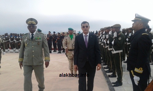 والي الولاية رفقة قائد المنطقة العسكرية أثناء تجولهم بين الوحدات العسكرية والأمنية ومصافحة كبار الضباط/الأخبار