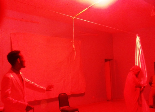 جانب من عرض مسرحية "حبل المشنقة" قدمتها فرقة قادمة من أزويرات ونالت إعجاب الحضور/ الأخبار