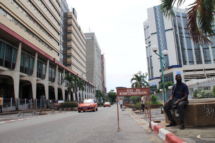 أحد الشوارع الرئيسية بآبيدجان خال من الحركة، حيث أغلقت السفارات والمؤسسات الرسمية التي تقع على الشارع. 15 مايو 2017